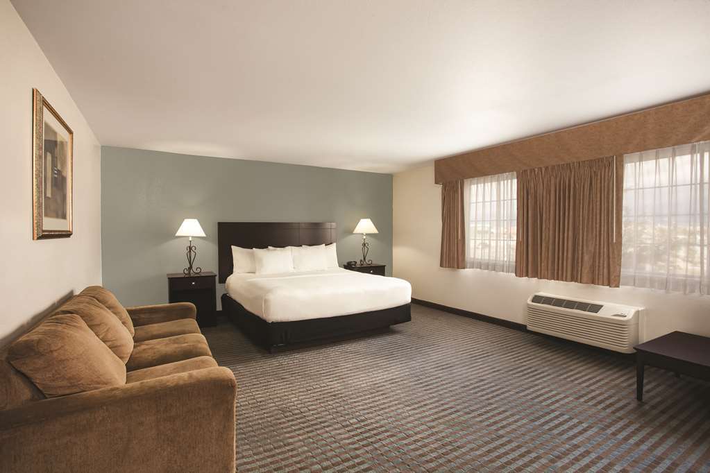 La Quinta Inn & Suites By Wyndham Las Vegas Nellis Room photo